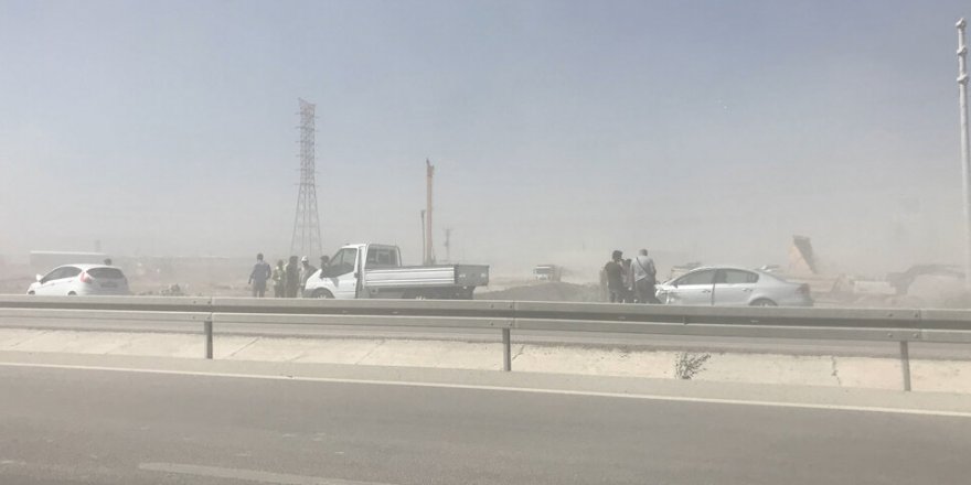 Konya'da kum fırtınası çıktı! Seyir halindeki araçlar birbirine girdi!