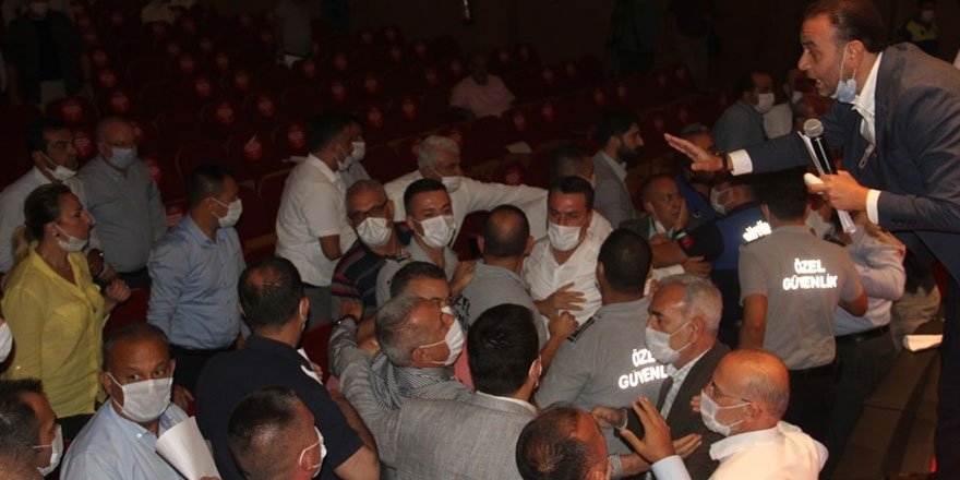 Adana Büyükşehir Belediye Meclisi karıştı! Başkan darbedildi