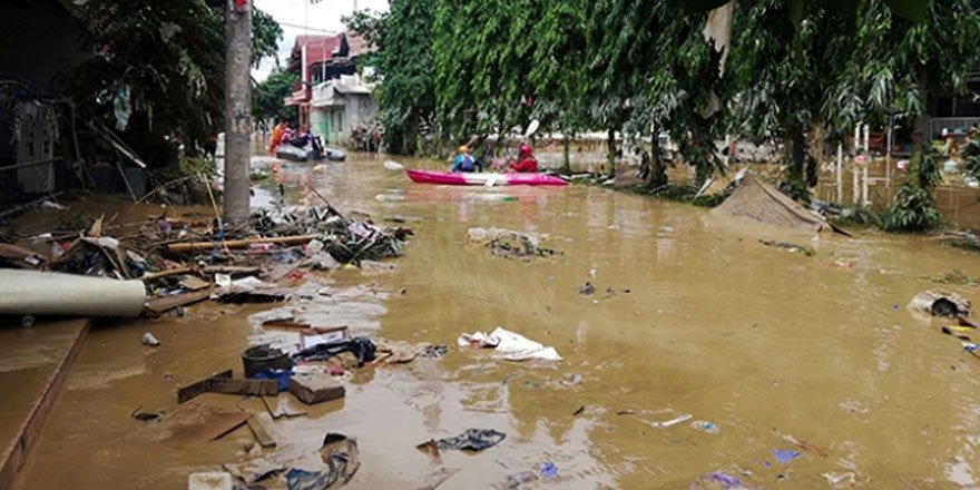 Endonezya'da sel felaketi: Binlerce ev sular altında kaldı, 1 kişi öldü