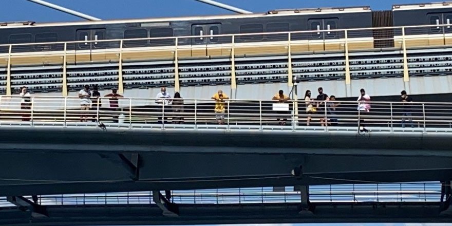 Haliç'ten çıkan cesedi film izler gibi izlediler!