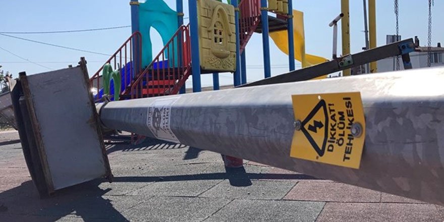 Çocuk parkında feci ölüm: Üzerine elektrik direği devrildi