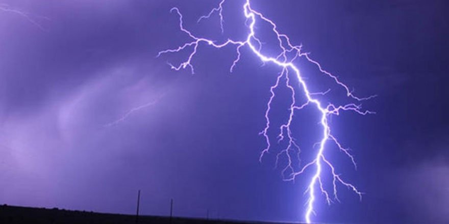 Hindistan'da yıldırım isabet eden 28 kişi öldü