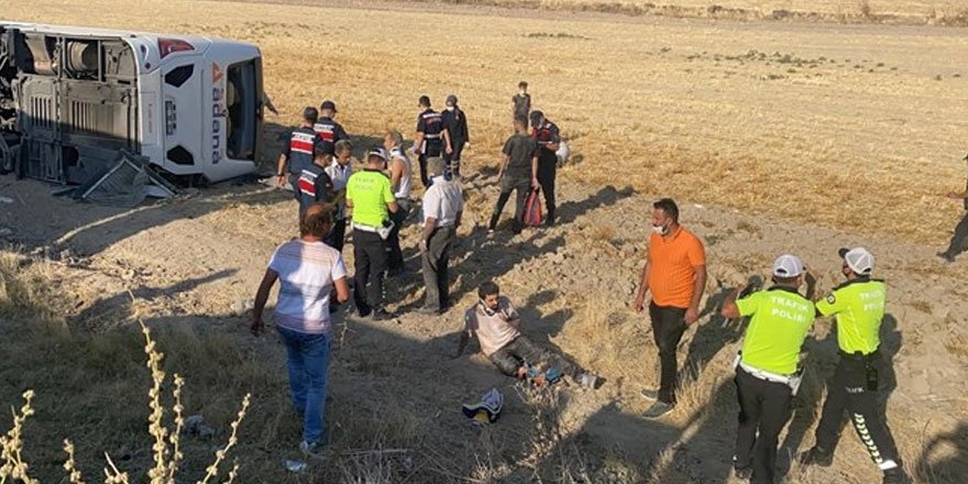 Aksaray'da yolcu otobüsü devrildi: 30 yaralı