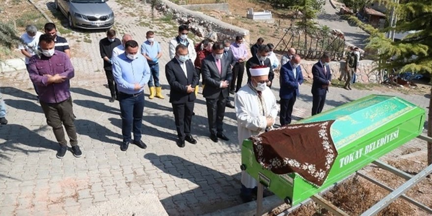 Tokat'ta vefat eden kimsesiz kadının cenaze namazını protokol kıldı!