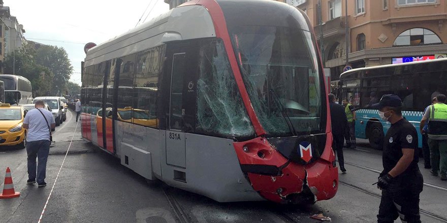 İstanbul Fatih'te tramvay ile servis aracı çarpıştı!