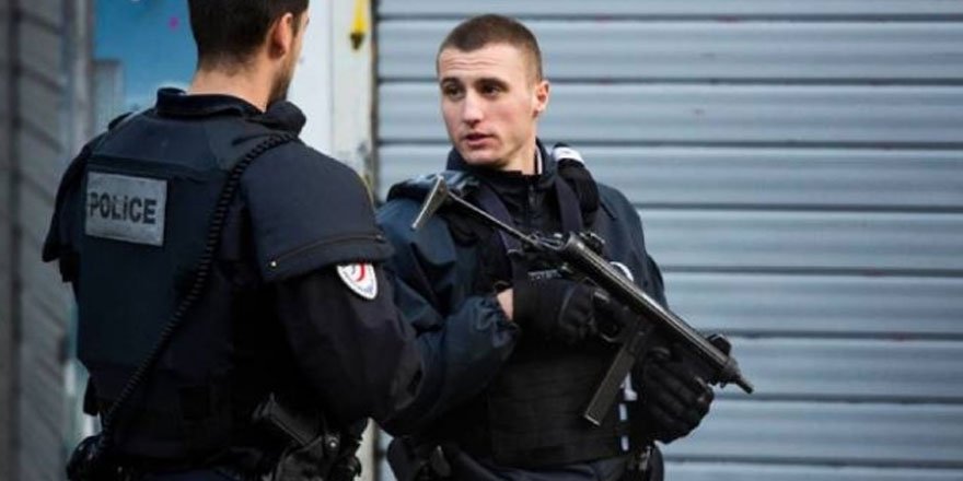 Paris'teki eski Charlie Hebdo ofisi yakınında bıçaklı saldırı