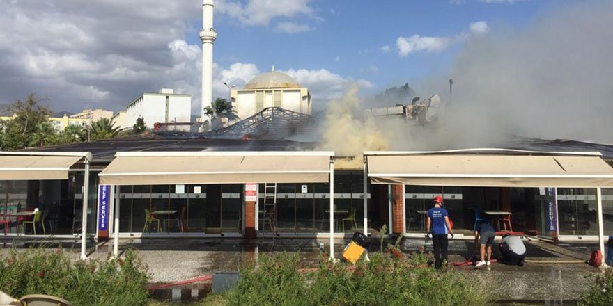 İzmir'de kafede çıkan yangın hasara neden oldu!