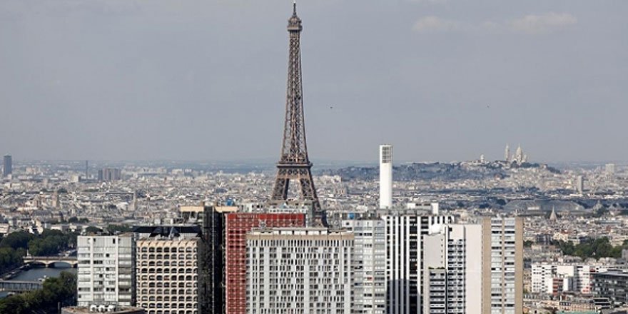 Paris'te ses bariyerini aşan uçak sonik patlamaya neden oldu!