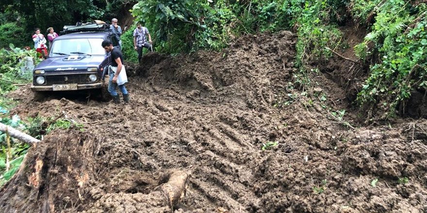 Şiddetli yağış sonrası toprak altında kalan 3 otomobil zara gördü!