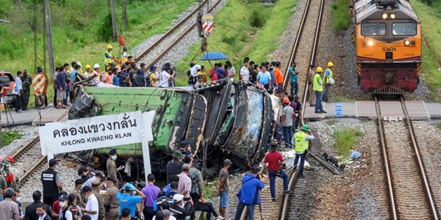 Tayland'da hemzemin geçitte tren otobüse çarptı: 17 ölü