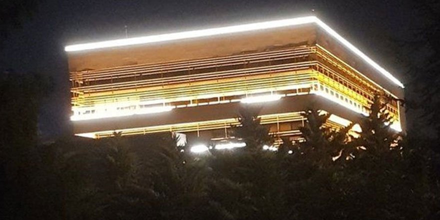 AYM üyesi Yıldırım'ın ışıklar yanıyor paylaşımına tepki yağdı!