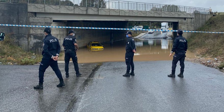 Sağanak yağışta mahsur kalan taksici kepçe yardımıyla kurtarıldı
