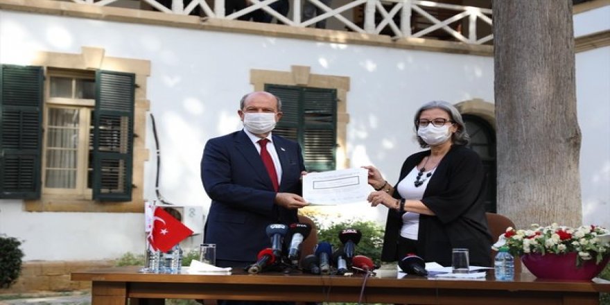 KKTC'de cumhurbaşkanı seçilen Ersin Tatar, mazbatasını aldı