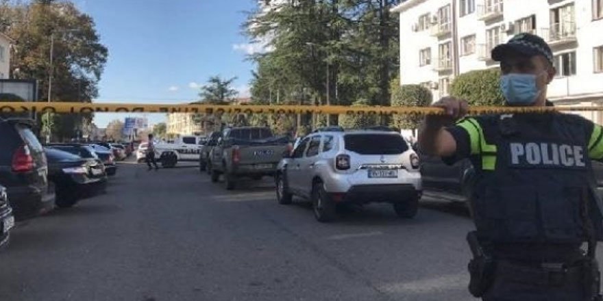 Gürcistan'daki rehine krizi sona erdi, 500 bin dolar alan soyguncu kaçtı