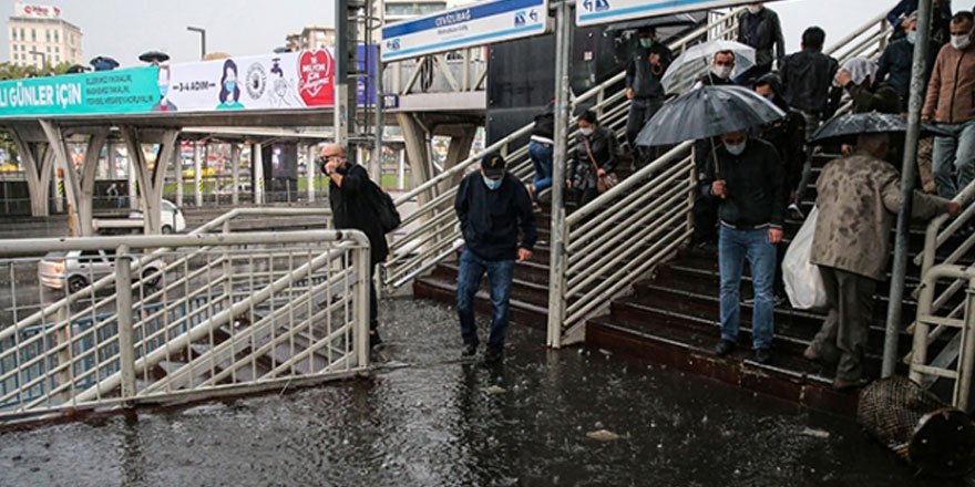İstanbul'da sağanak zor anlar yaşattı