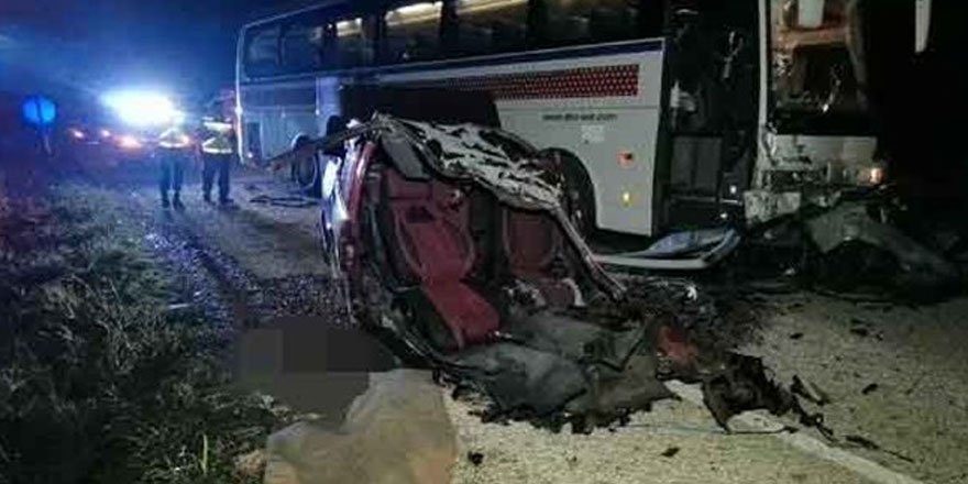 Otobüse çarpan araç ikiye bölündü: 2 ölü