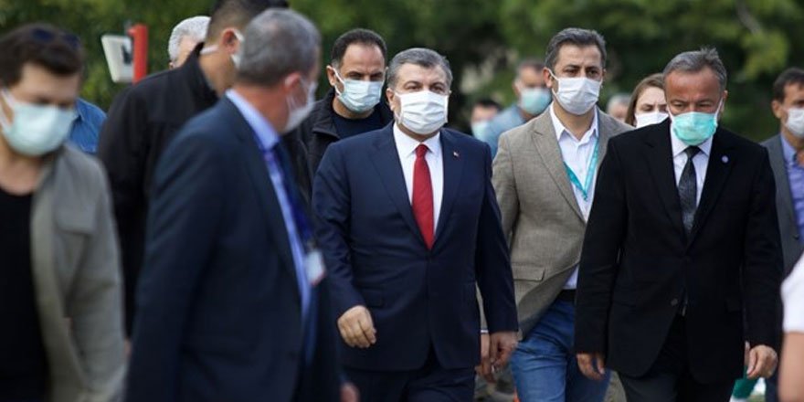 Sağlık Bakanı Koca'dan depremzedelere ziyaret: 5 hastanın riski bulunuyor