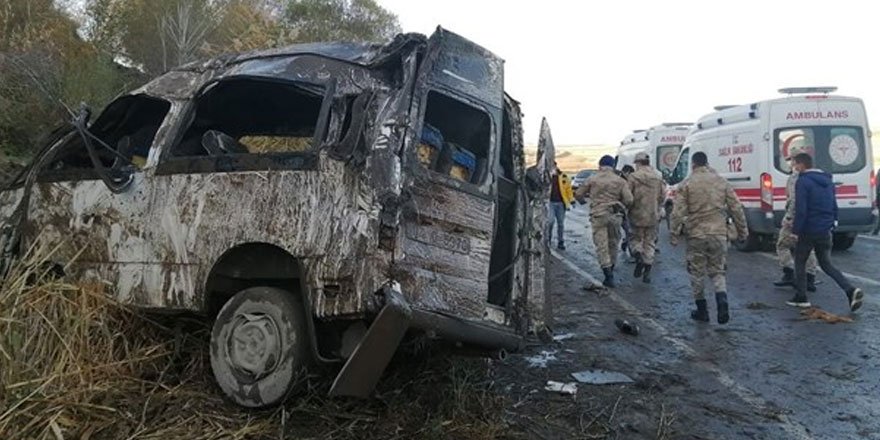 Van'da mültecileri taşıyan minibüs kaza:  2 ölü, 22 yaralı