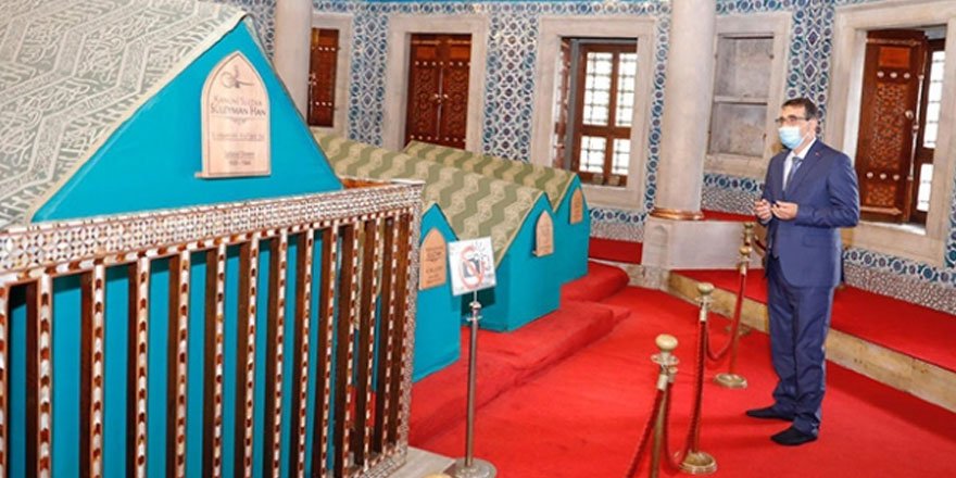 Bakan Dönmez'den Kanuni türbesine ziyaret
