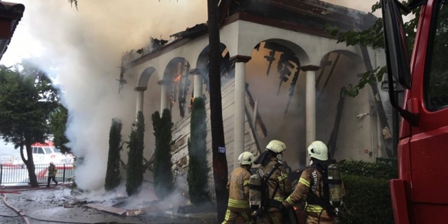 Üsküdar'da tarihi camide çıkan yangın kontrol altına alındı!