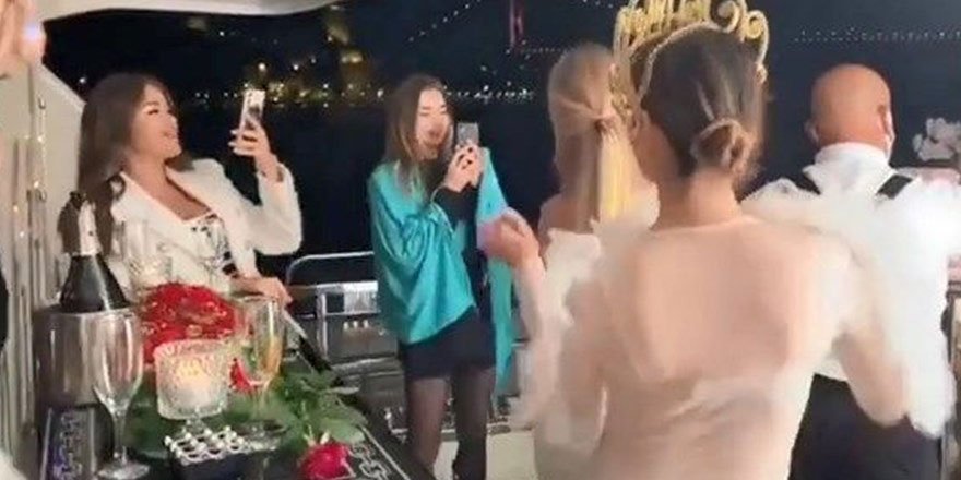 İstanbul'da lüks yatta fiziki mesafesiz doğum günü partisi