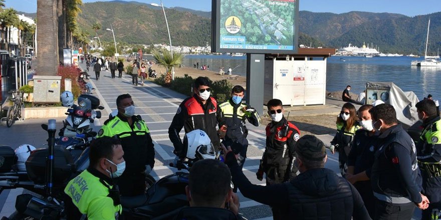 Marmaris'te sahillerdeki kalabalığa megafonlu uyarı