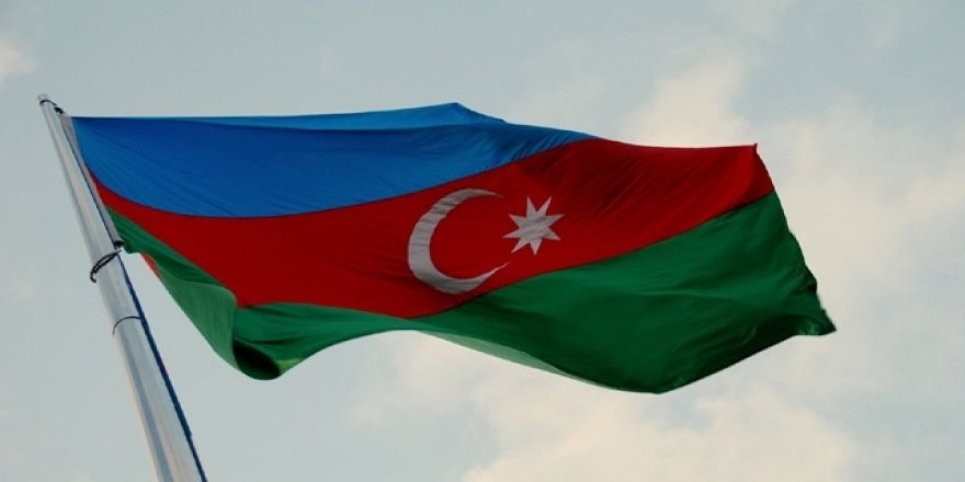 Azerbaycan ordusu işgalden kurtarılan Kelbecer'e bayrak dikti