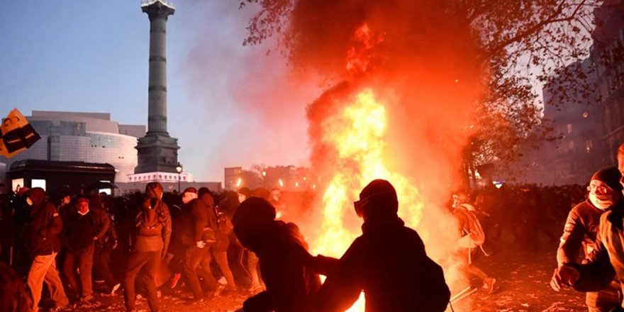 Fransa'da sokakları karıştıran yasa geri çekildi