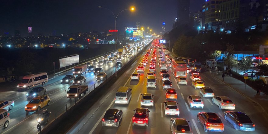 56 saatlik kısıtlama öncesi İstanbul'da trafik kilitlendi