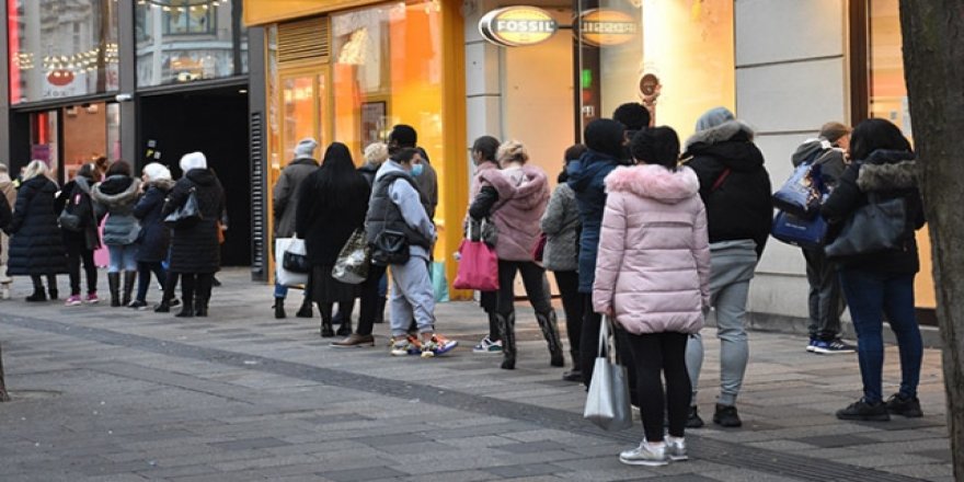 Avusturya'da kapatılan alışveriş merkezleri yeniden açıldı