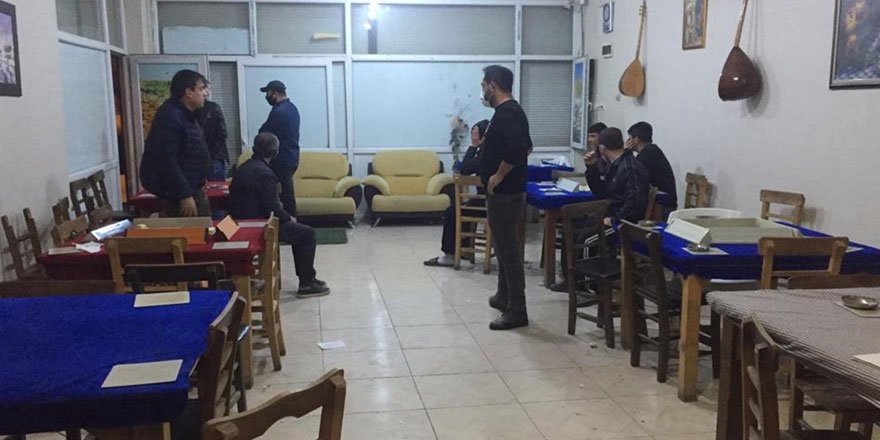Mum ışığında kumar oynayan 32 kişiye ceza yağdı!