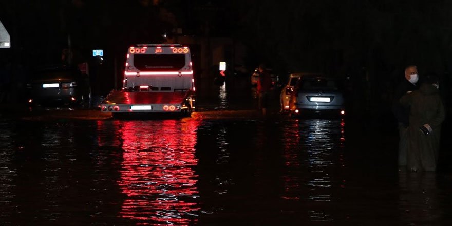 Yağışın ardından denizin taşması sonucu araçlar su altında kaldı