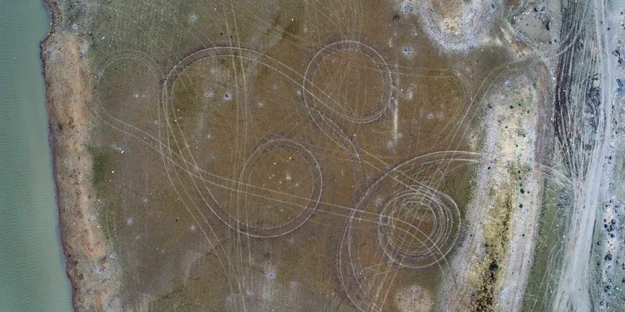 Suların çekildiği Sazlıdere Barajı’nda ev kalıntıları ortaya çıktı