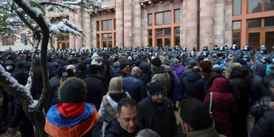 Ermenistan'da Paşinyan karşıtları Başbakanlık binasını kuşattı