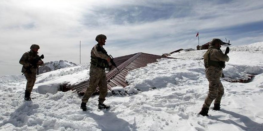 Çığ altında kalan asker şehit oldu