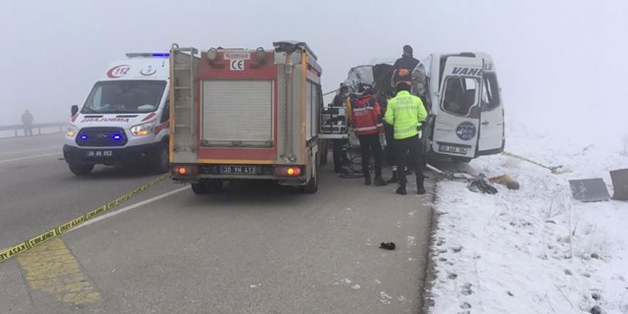 Hakkari'de yolcu minibüsü TIR'la çarpıştı: 4 ölü, 5 yaralı