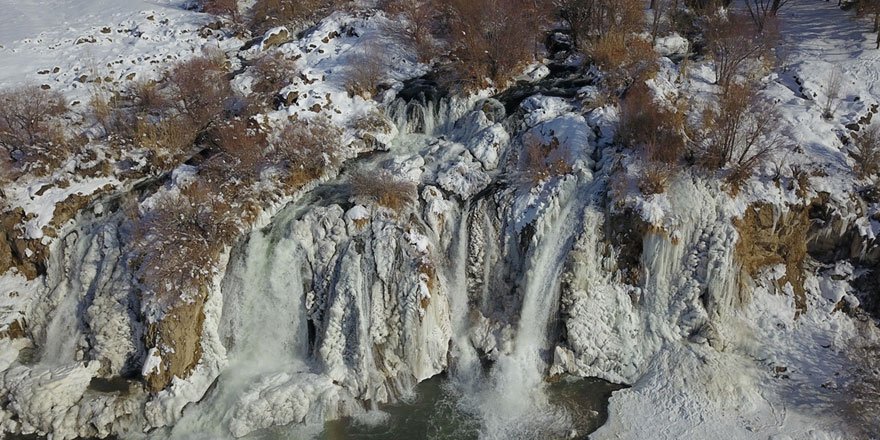 Kısmen donan Muradiye Şelalesi eşsiz manzaralar sunuyor