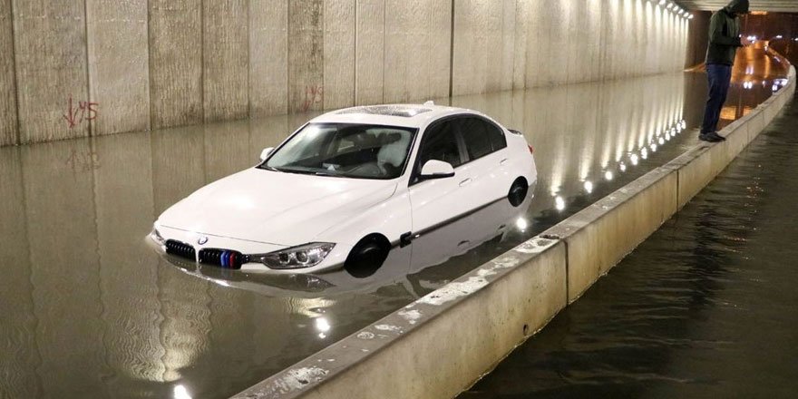 Antalya'da sağanak yağmur hayatı felç etti!