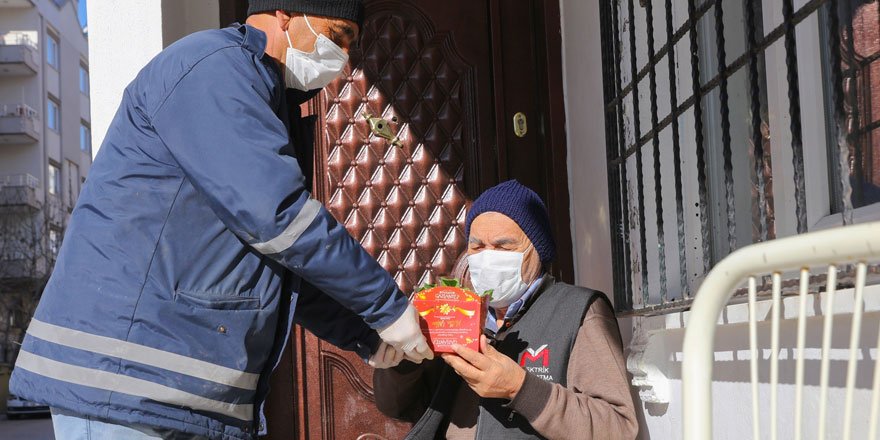 Büyükşehir, yeni yıla saatler kala çiçeklerle yaşlıları sevindirdi!