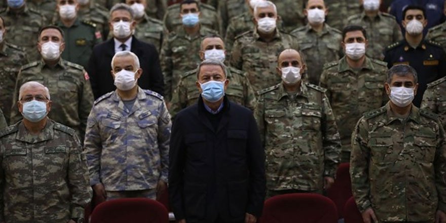 Bakan Akar ve komuta kademesi Azerbaycan'da