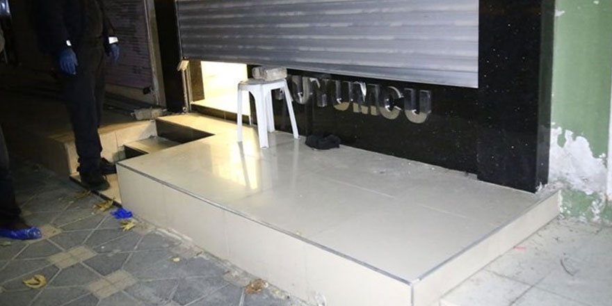 Adana'da kuyumcuya giren iki hırsız suçüstü yakalandı