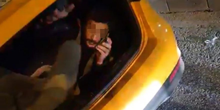 Ceza yememek için taksinin bagajında yolculuk yaparken yakalandı
