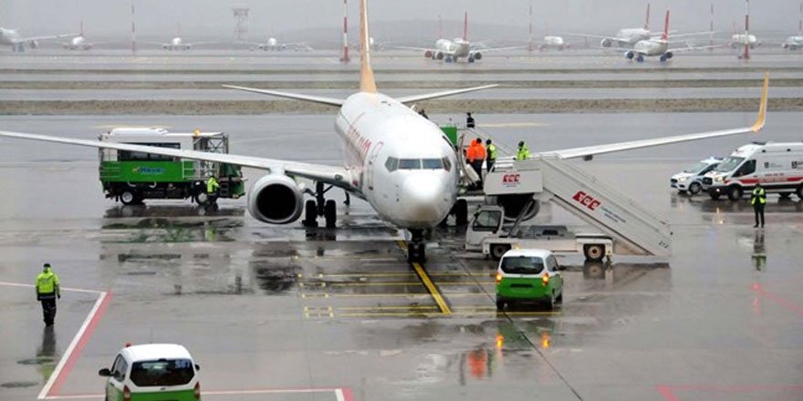 Yolcu bilinç kaybı yaşadı, uçak acil iniş yaptı