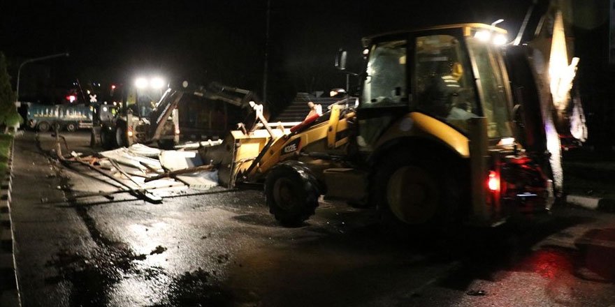 Manisa'da fırtınada çatılar uçtu, duvarlar ve ağaçlar devrildi