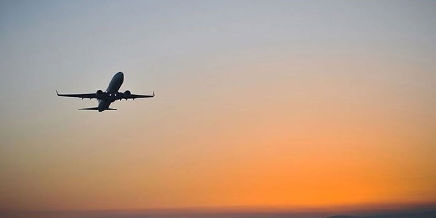 Muğla'da iniş yapamayan uçaktaki bir yolcu panik atak geçirdi