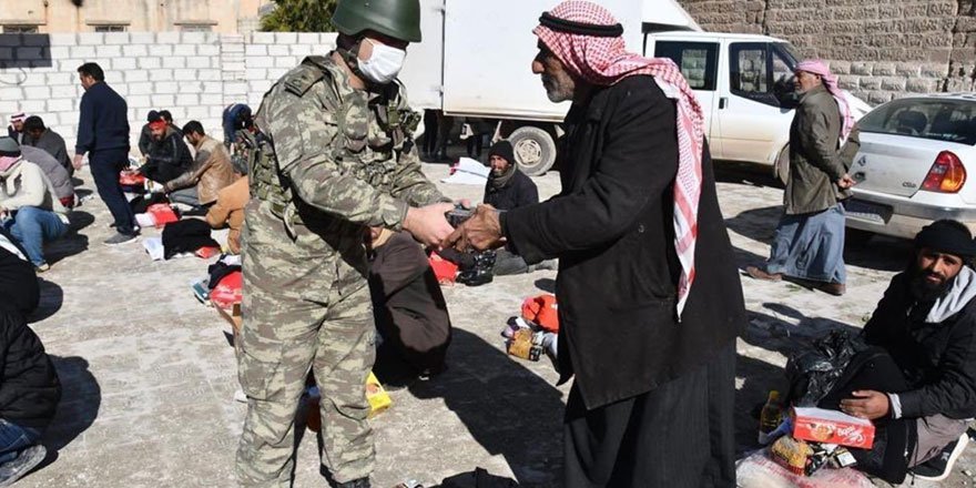 Mehmetçik, Barış Pınarı bölgesinde ihtiyaç sahiplerine gıda yardımı yaptı!
