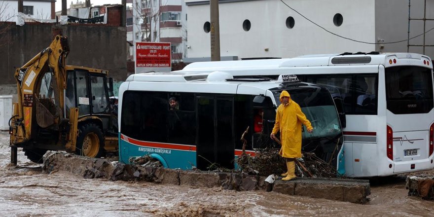 İzmir sağanağa teslim: Bir aylık yağış bir gecede düştü