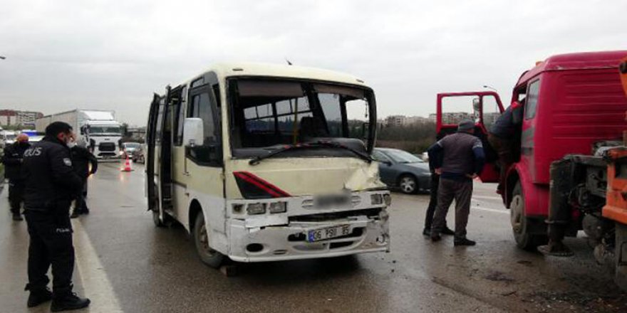 BURSA-İstanbul-İzmir otobanında ters yöne giren vinç, midibüs ile çarpıştı.