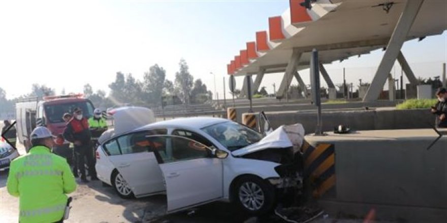 Aydın'da otomobil, otoyol gişesine çarptı: 2 ölü, 2 yaralı