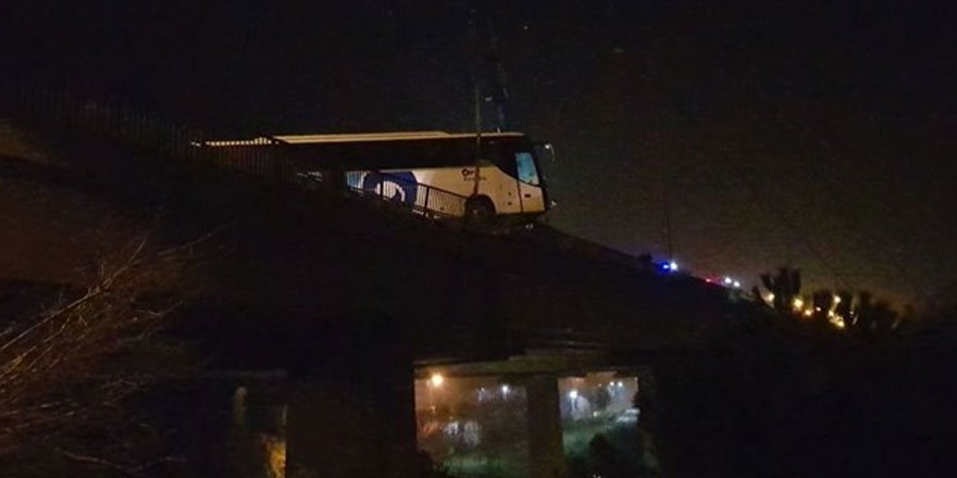 Kocaeli'de refüje çarpan otobüs viyadükte asılı kaldı: 6 yaralı